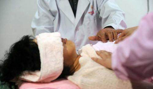 產婦做催乳服務3小時, 離開時被索要25700元